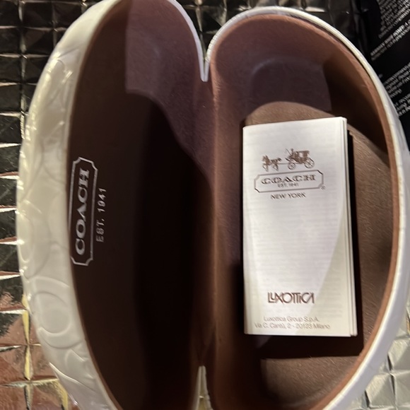 COACH Eyeglass Hard Case OFF WHITE EMBOSSED SIGNATURE Faux PATENT Leather - Picture 5 of 7